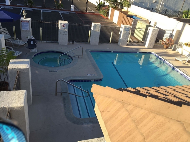 Imagen de la piscina del Hotel Queens Inn Anaheim. Foto 16