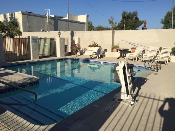 Imagen de la piscina del Hotel Queens Inn Anaheim. Foto 17
