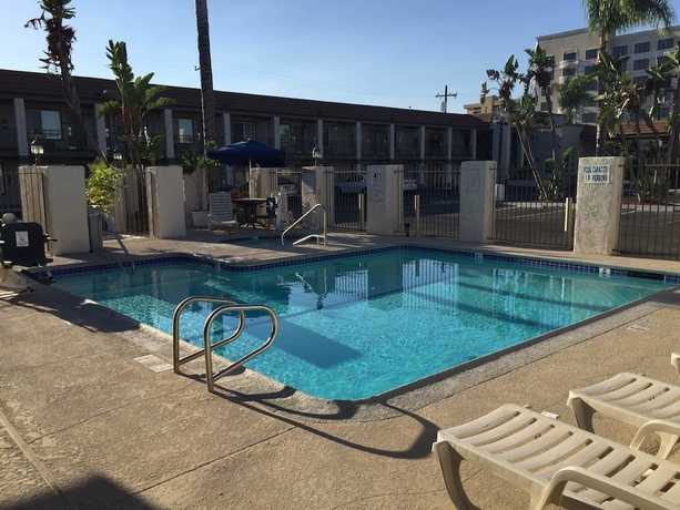 Imagen de la piscina del Hotel Queens Inn Anaheim. Foto 18