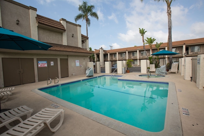 Imagen de la piscina del Hotel Queens Inn Anaheim. Foto 19