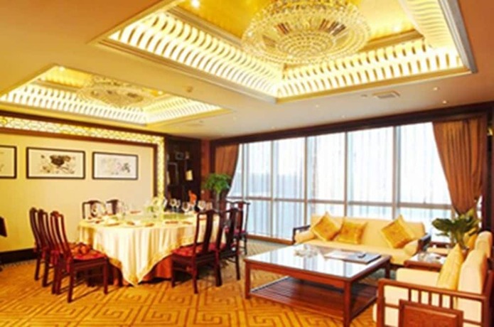 Imagen del bar/restaurante del Hotel Queens Palace. Foto 11