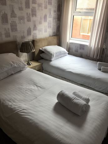 Imagen de la habitación del Hotel Queens Plaza. Foto 17