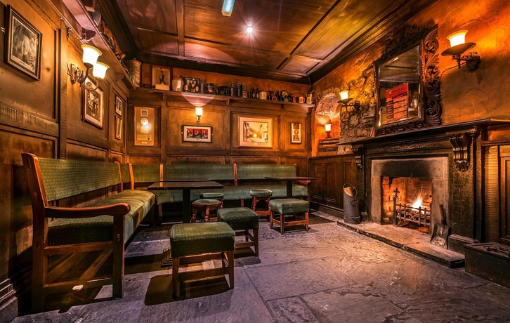 Imagen de los interiores del Hotel Queens and Nightclub. Foto 7