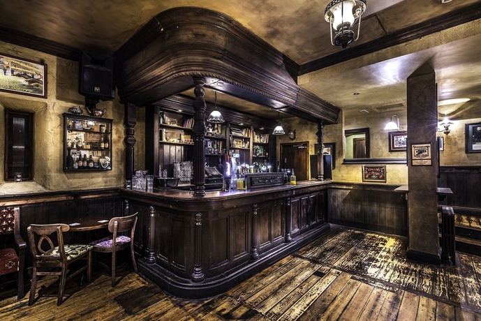 Imagen del bar/restaurante del Hotel Queens and Nightclub. Foto 3