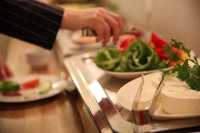 Imagen del bar/restaurante del Hotel Queen's by First Hotels. Foto 2