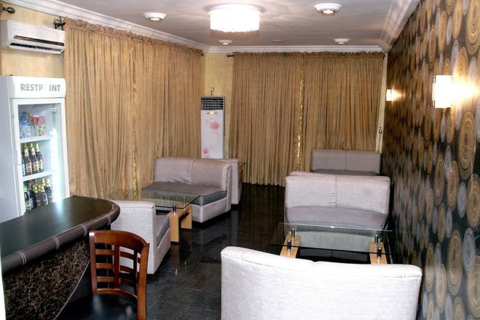 Imagen del bar/restaurante del Hotel Queensgate Continental And Suites. Foto 2