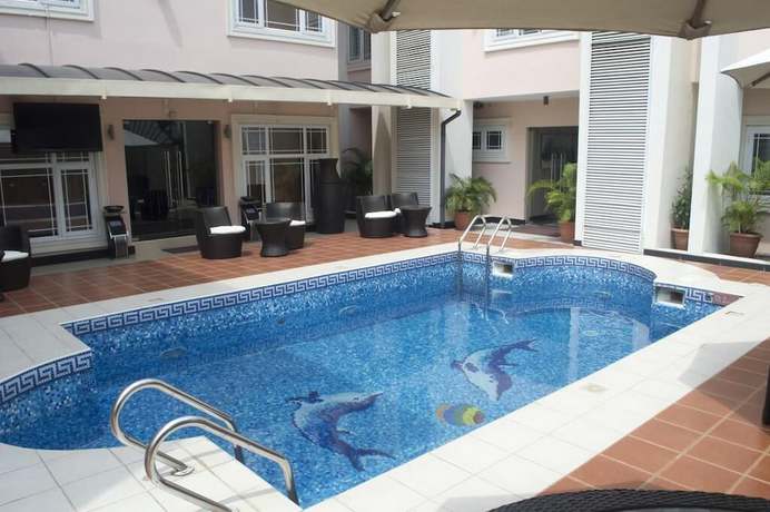 Imagen de la piscina del Hotel Queensgate Continental And Suites. Foto 20