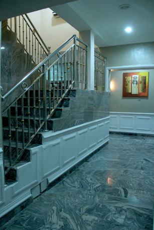 Imagen de los interiores del Hotel Queensgate Continental And Suites. Foto 18