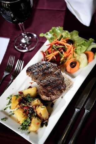 Imagen del bar/restaurante del Hotel Queensgate Continental And Suites. Foto 6