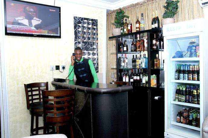 Imagen del bar/restaurante del Hotel Queensgate Continental And Suites. Foto 7