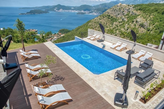 Imagen de la piscina del Hotel Quercus Residences Apartments. Foto 16