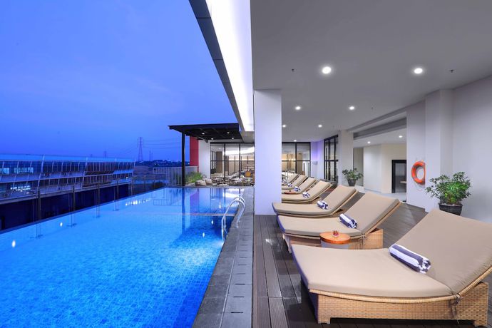 Imagen de la piscina del Hotel Quest Hotel Cikarang by ASTON. Foto 16
