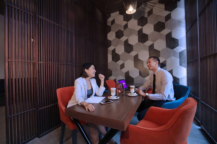 Imagen del bar/restaurante del Hotel Quest Hotel Cikarang by ASTON. Foto 3