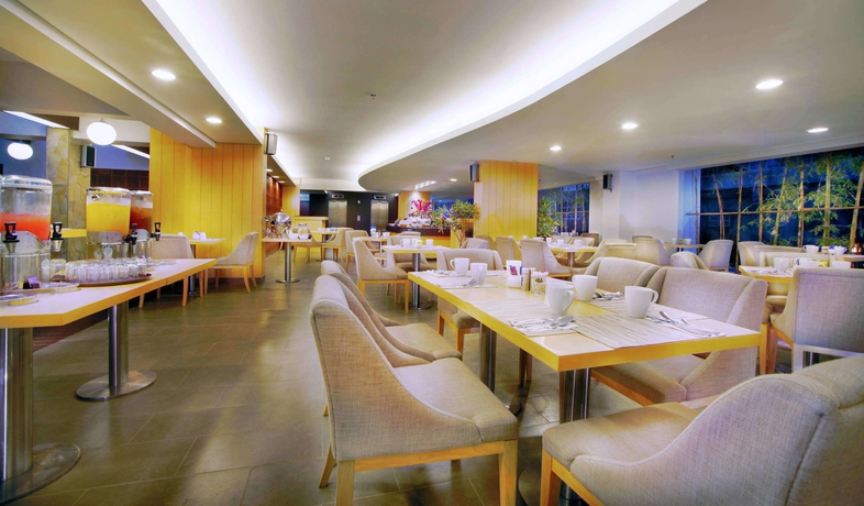 Imagen del bar/restaurante del Hotel Quest Kuta By Aston - Chse Certified. Foto 2