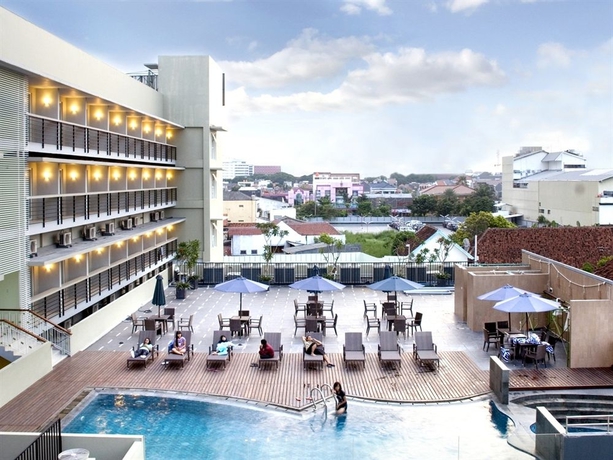 Imagen de la piscina del Hotel Quest Simpang Lima - Semarang By Aston. Foto 7