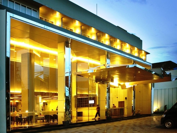 Imagen de los exteriores del Hotel Quest Simpang Lima - Semarang By Aston. Foto 2