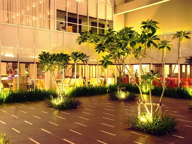 Imagen de los exteriores del Hotel Quest Simpang Lima - Semarang By Aston. Foto 3