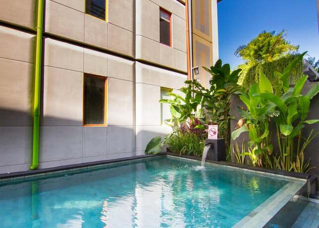 Imagen de la piscina del Hotel Quest Vibe Dewi Sri Bali. Foto 10