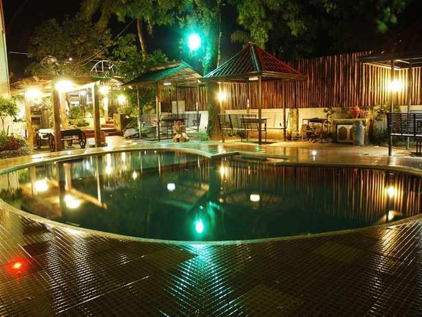 Imagen de la piscina del Hotel Quezon Premier Lucena. Foto 15