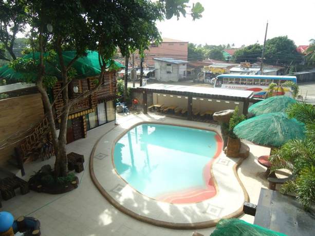 Imagen de la piscina del Hotel Quezon Premier Lucena. Foto 16