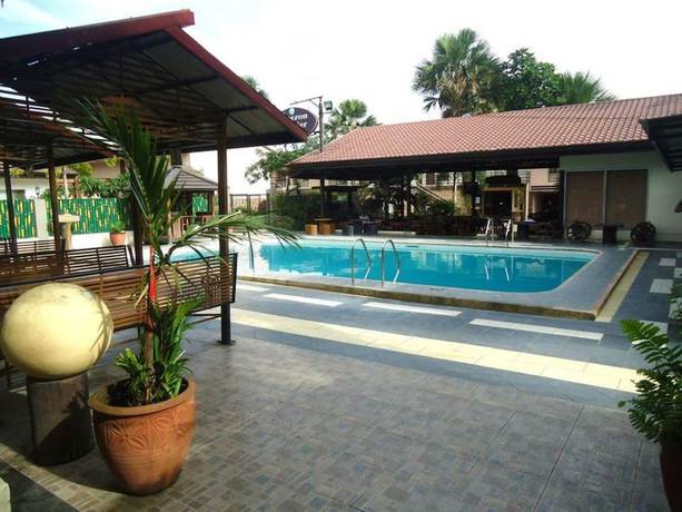 Imagen de la piscina del Hotel Quezon Premier Lucena. Foto 17