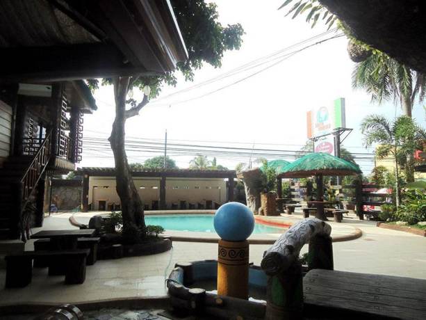 Imagen de la piscina del Hotel Quezon Premier Lucena. Foto 19