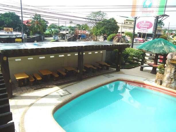 Imagen de la piscina del Hotel Quezon Premier Lucena. Foto 20