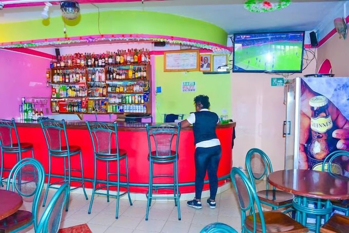 Imagen del bar/restaurante del Hotel Quila Gilgil. Foto 6