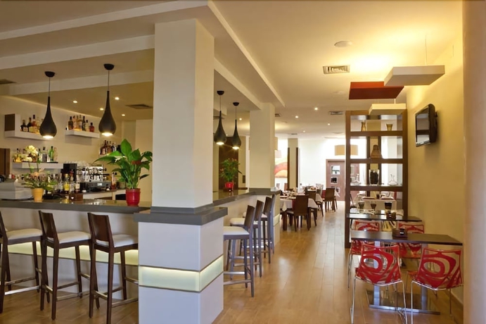 Imagen del bar/restaurante del Hotel Quino. Foto 12