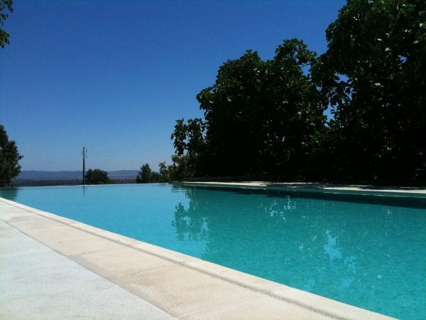 Imagen de la piscina del Hotel Quinta D'abegoa. Foto 4