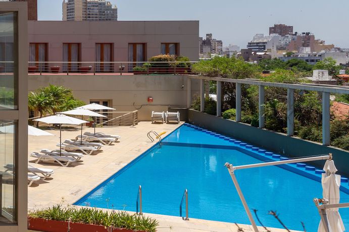 Imagen de la piscina del Hotel Quinto Centenario, Alberdi. Foto 20