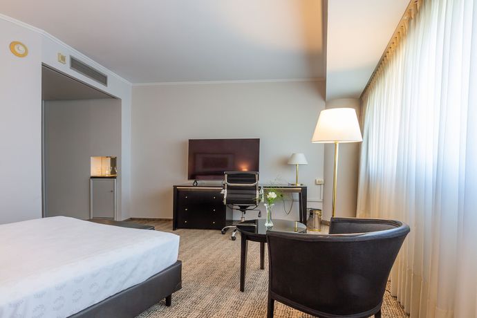 Imagen de la habitación del Hotel Quinto Centenario. Foto 8