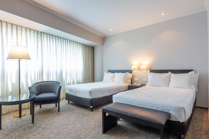 Imagen de la habitación del Hotel Quinto Centenario. Foto 17