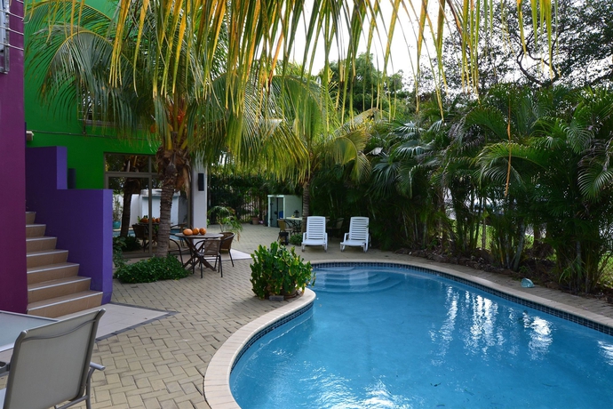 Imagen de la piscina del Hotel Quint's Travelers Inn. Foto 15