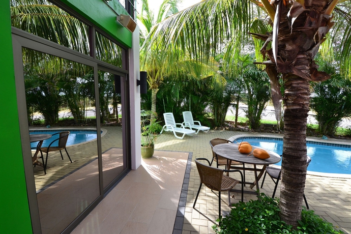 Imagen de la piscina del Hotel Quint's Travelers Inn. Foto 16