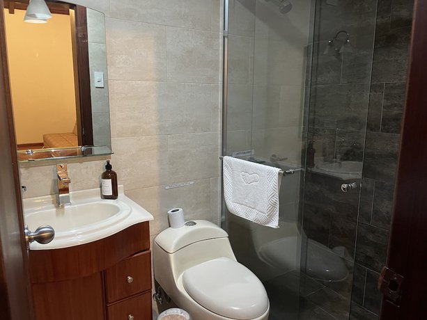 Imagen de la habitación del Hotel Quito Airport Suites. Foto 12