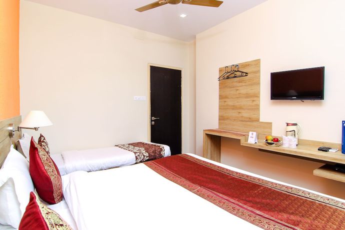 Imagen de la habitación del Hotel R B International. Foto 12