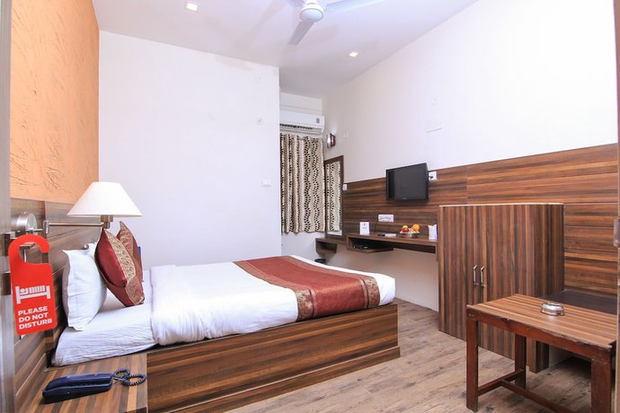 Imagen de la habitación del Hotel R B International. Foto 14