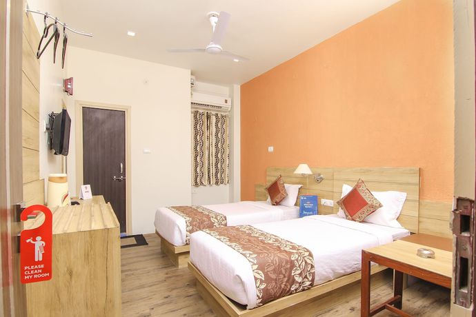Imagen de la habitación del Hotel R B International. Foto 15