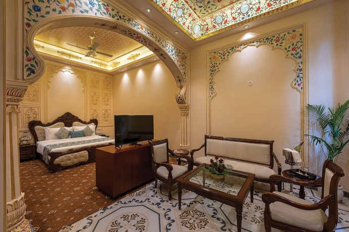 Imagen de la habitación del Hotel R Chandras Palace. Foto 7