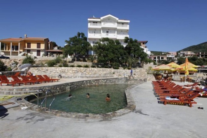 Imagen de la piscina del Hotel R. Foto 20