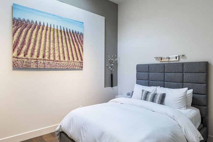Imagen de la habitación del Hotel R Inn Napa. Foto 17