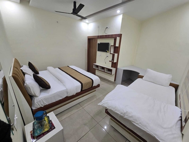 Imagen de la habitación del Hotel R K Residency Near Bihariji Mandir. Foto 11