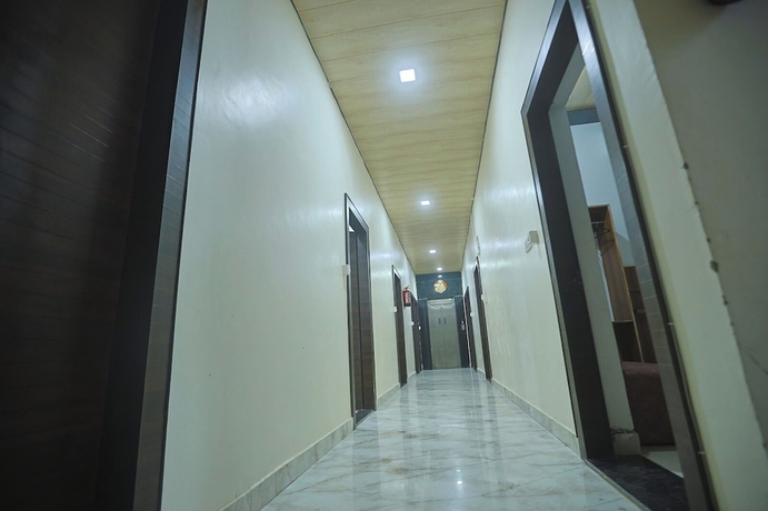 Imagen de los interiores del Hotel R K Residency Near Bihariji Mandir. Foto 15