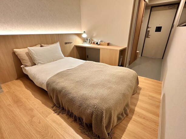 Imagen de la habitación del Hotel R Namba. Foto 18