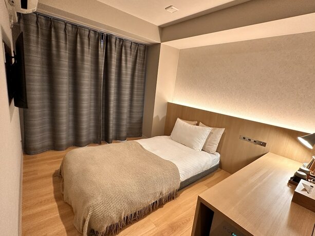 Imagen de la habitación del Hotel R Namba. Foto 19