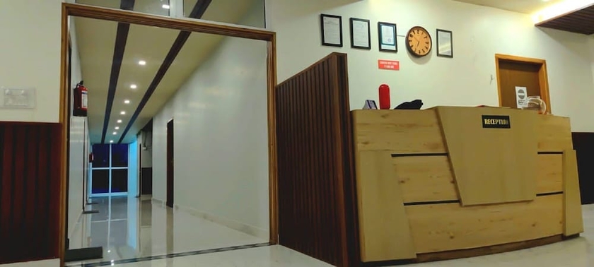 Imagen de los interiores del Hotel R Narayan Pleasant Inn - Guptkashi. Foto 16