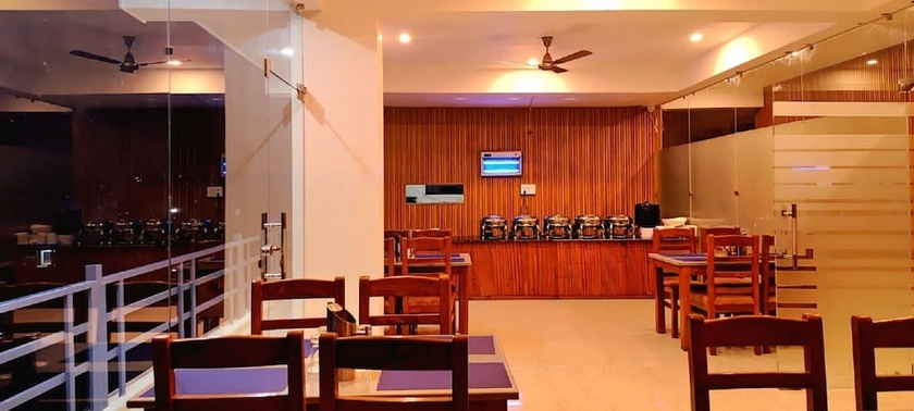 Imagen del bar/restaurante del Hotel R Narayan Pleasant Inn - Guptkashi. Foto 2