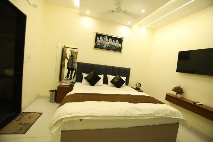 Imagen de la habitación del Hotel R Raghavam. Foto 3