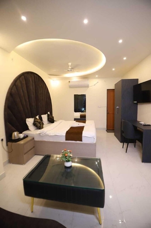 Imagen de la habitación del Hotel R Raghavam. Foto 8